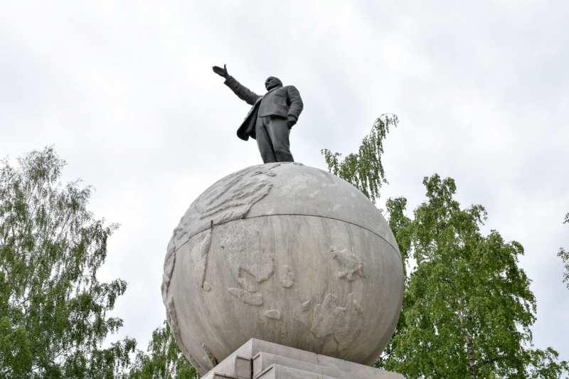 Памятник Владимиру Ленину