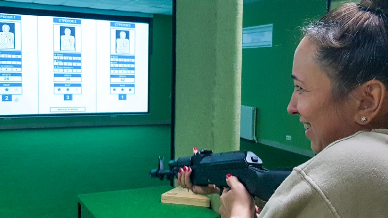 Девушка с автоматом