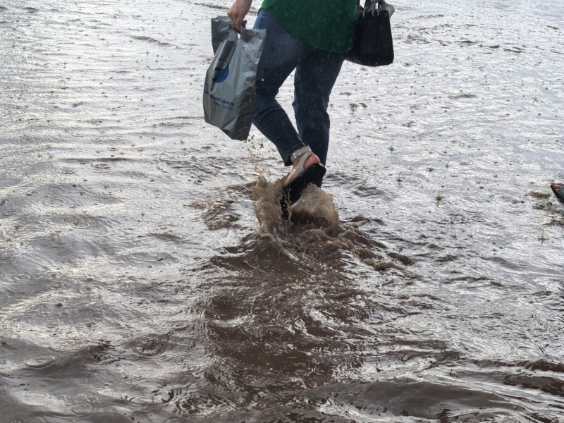Человек идет по большой луже