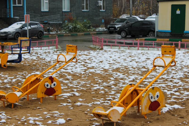 Детская площадка со снежным покровом