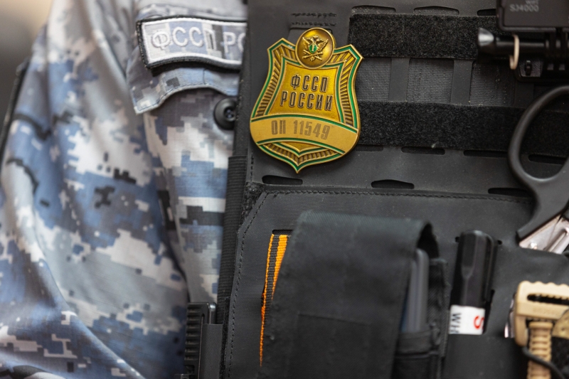 Жилет и значок судебного пристава