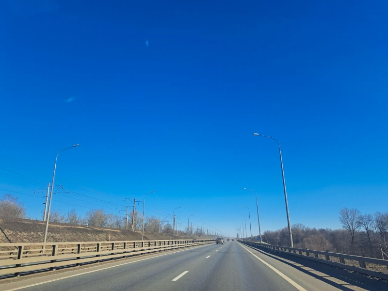 Автострада и лазурное небо