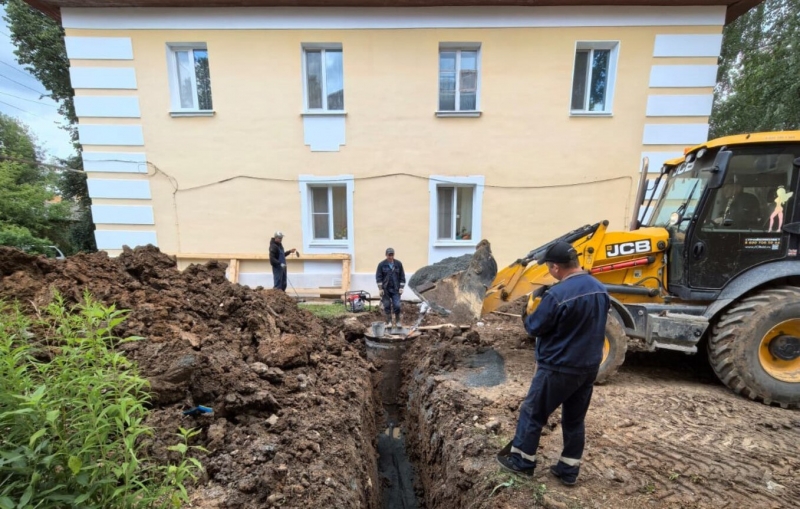 Рабочие ремонтируют трубы в муниципалитете