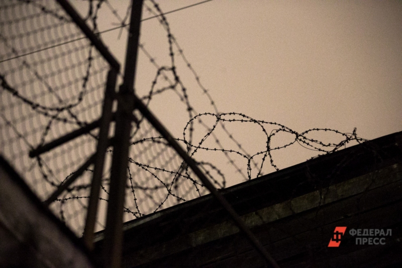Тюрьма, колючая проволока