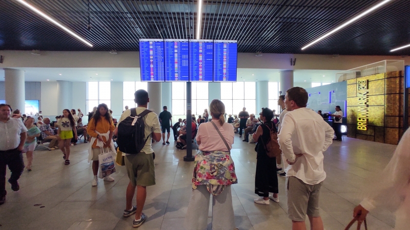 Пассажиры ожидают в аэропорту