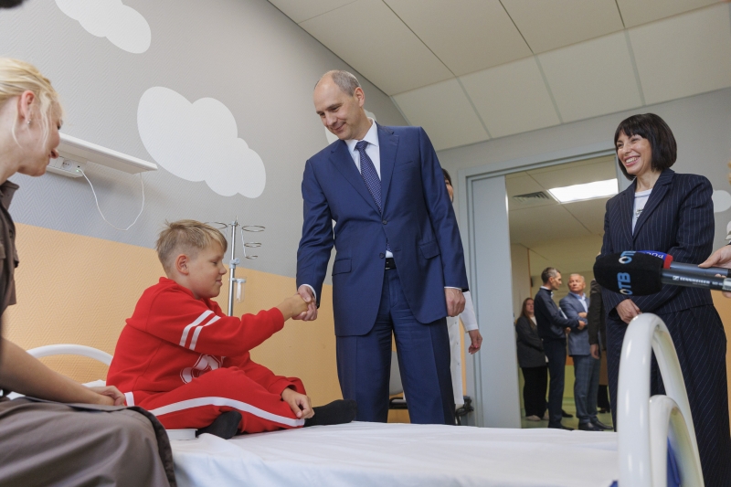 Денис Паслер и Татьяна Савинова в больнице с мальчиком