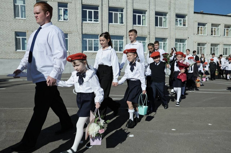 Школьники с флагом России