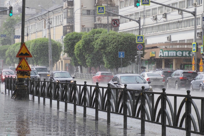 Дождь на улице Малышева в Екатеринбурге
