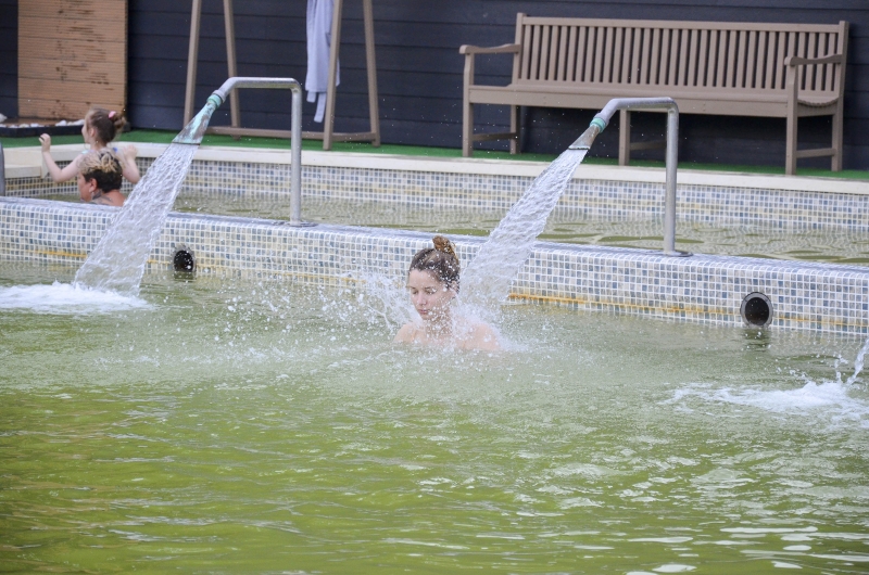 Женщина в термах