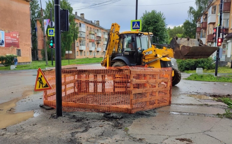 Рабочие ремонтируют трубы в муниципалитете