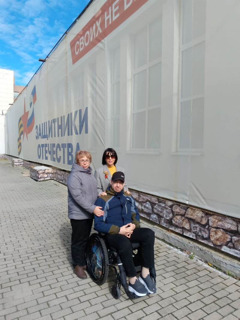 Артем Хурамшин с мамой и Татьяной Савиновой