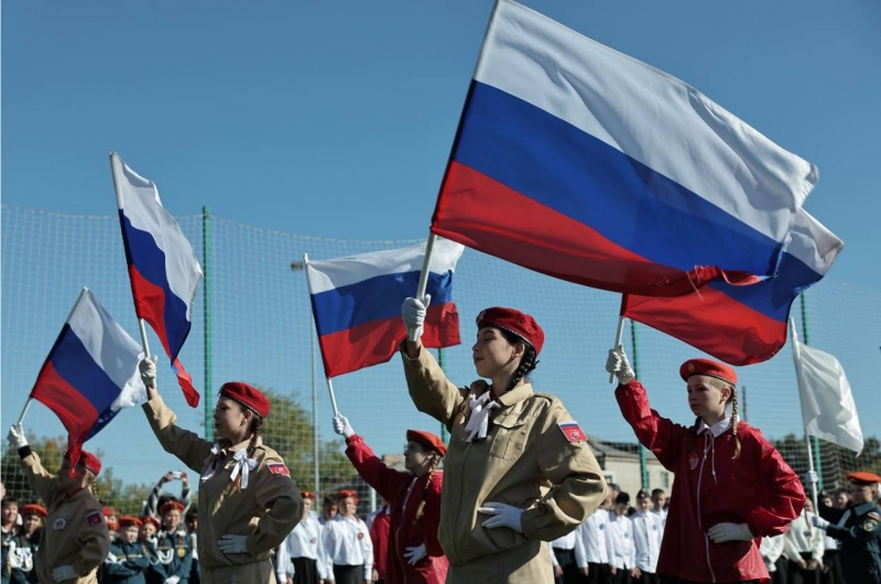 Школьники с флагом России