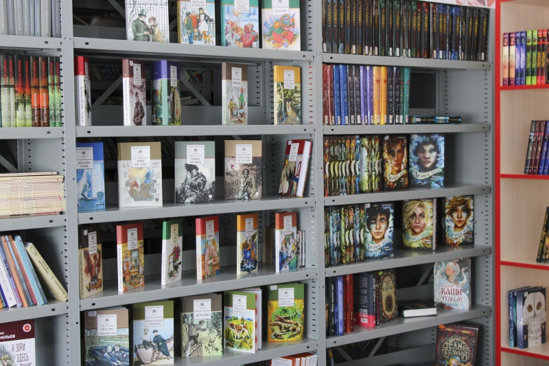 Книги на полках