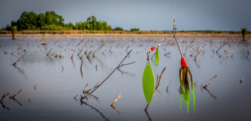 блесна с поводком