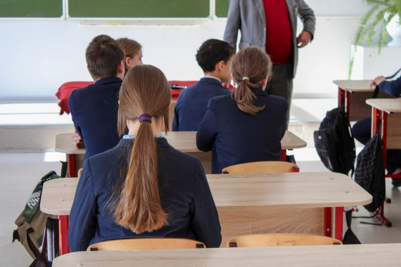 школьница сидит за партой