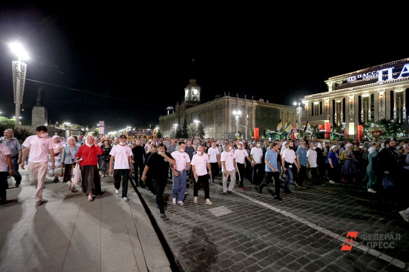 Крестный ход в Екатеринбурге собирает тысячи верующих