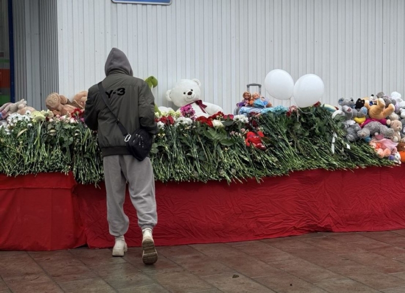 Ревдинцы несут к месту трагедии цветы и игрушки