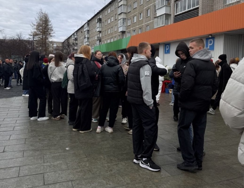 Ревдинцы несут к месту трагедии цветы и игрушки