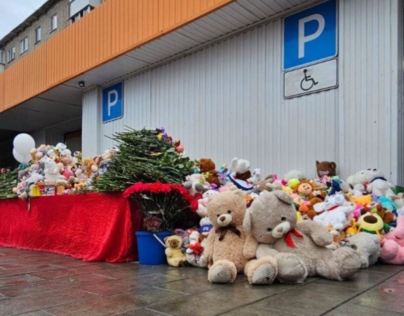Ревдинцы несут к месту трагедии цветы и игрушки