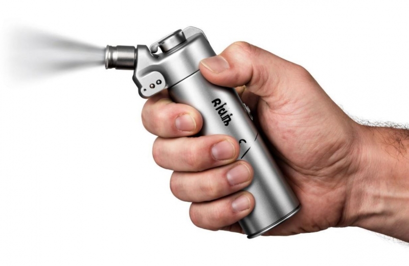 Газовый баллон в руке