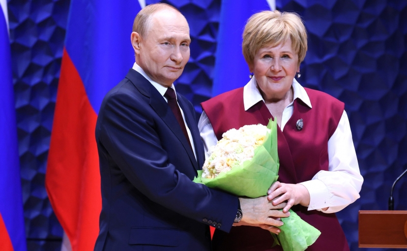 Президент Владимир Путин и учитель Зоя Никитина