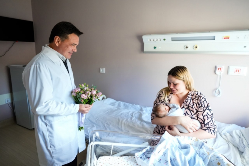 Андрей Воробьев и молодая мать