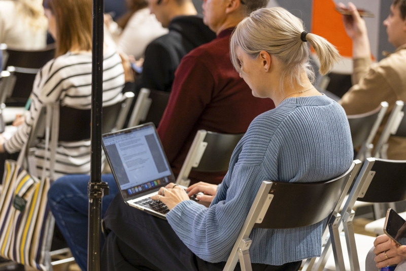 Девушка за ноутбуком