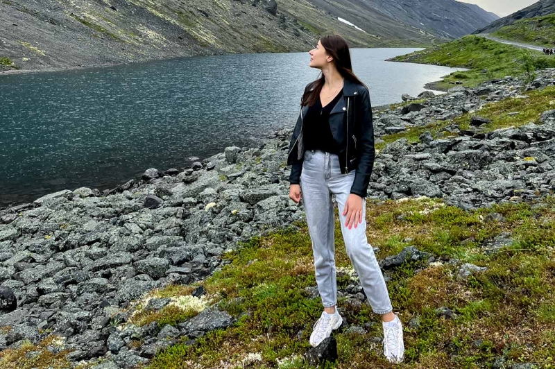 девушка в горах