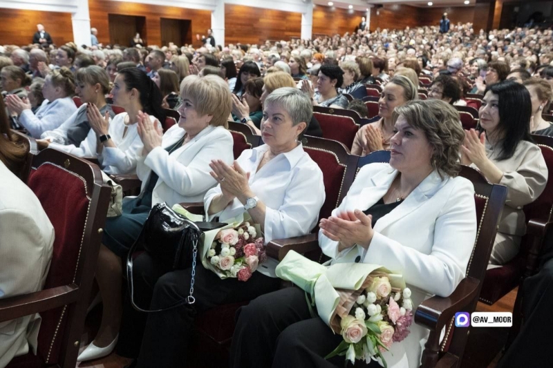 Тюменские педагоги получили поздравления и награды ко Дню учителя
