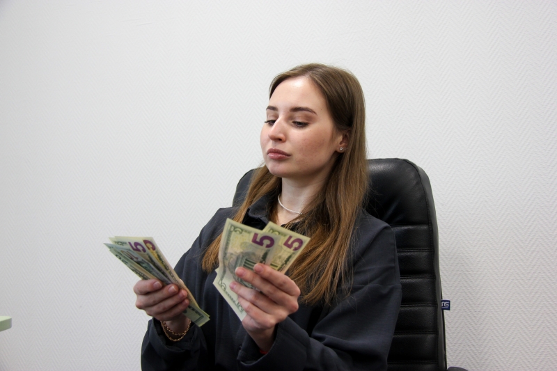 Девушка с деньгами
