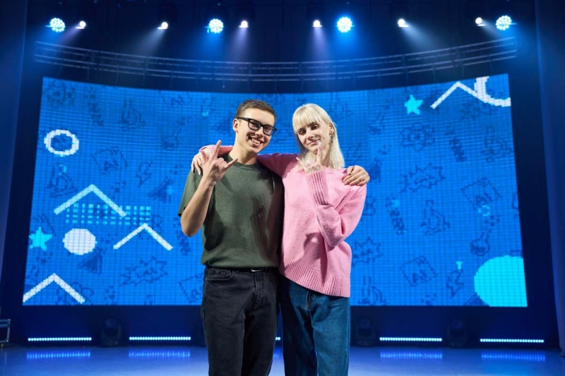 Парень и девушка на сцене