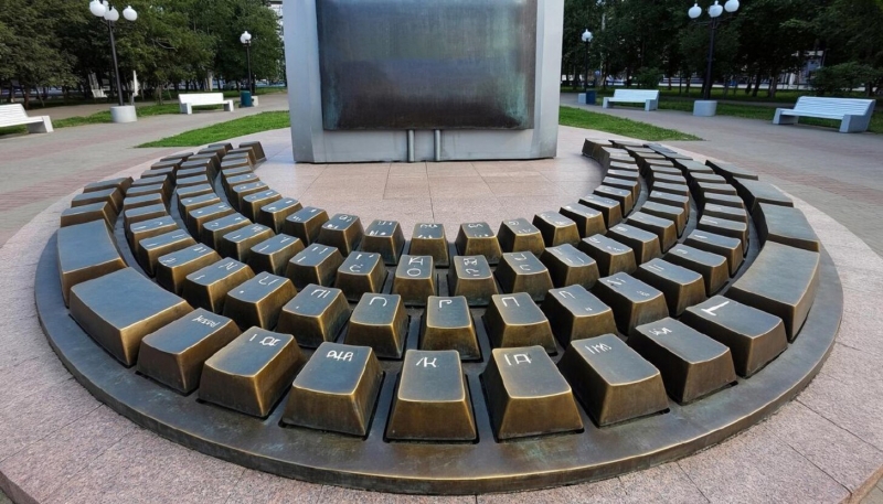 Памятник клавиатуре, нейросеть