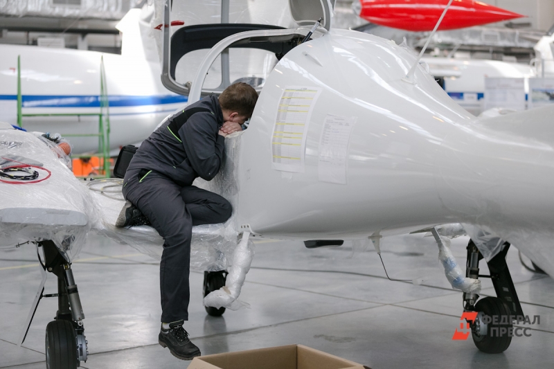 УЗГА, цех, людям что-то показывают