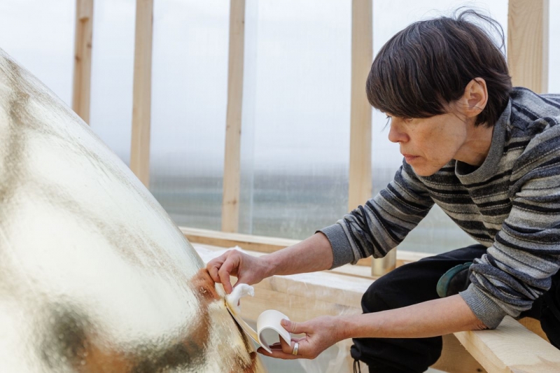 Мастера начали покрывать сусальным золотом бронзовый шар, символизирующий мироздание