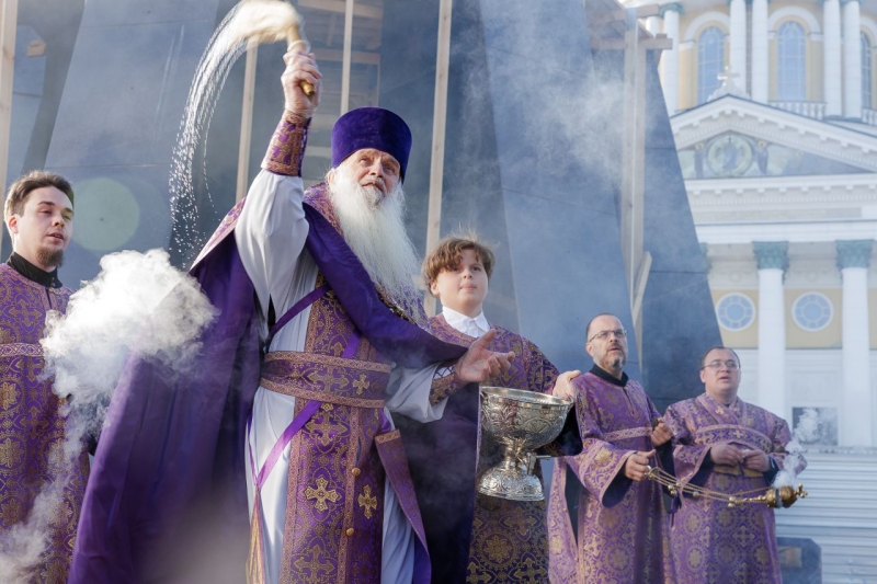 В минувшие выходные на место возведения памятника доставили скульптуры архангелов Иегудиила и Иеремиила