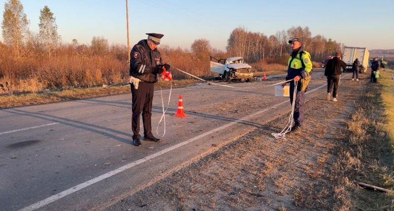 Водитель легковушки врезался в трактор и погиб