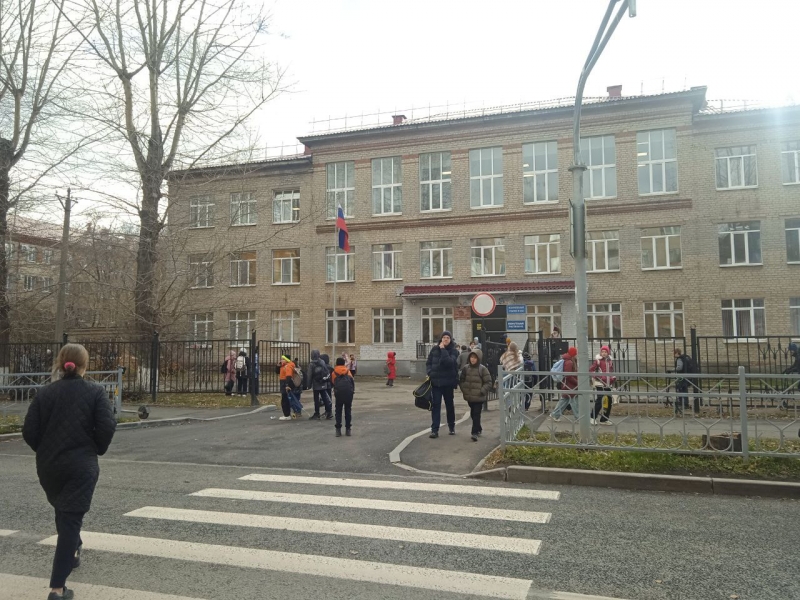 Учащиеся покидают гимназию № 108