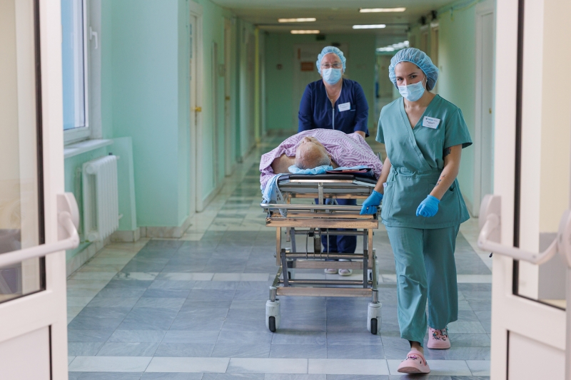 Врачи везут пациента на операцию