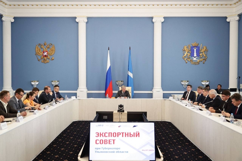 Губернатора знакомится с производством «Кармалинского завода растительных масел» одного из курных сх предприятий и экспортеров региона