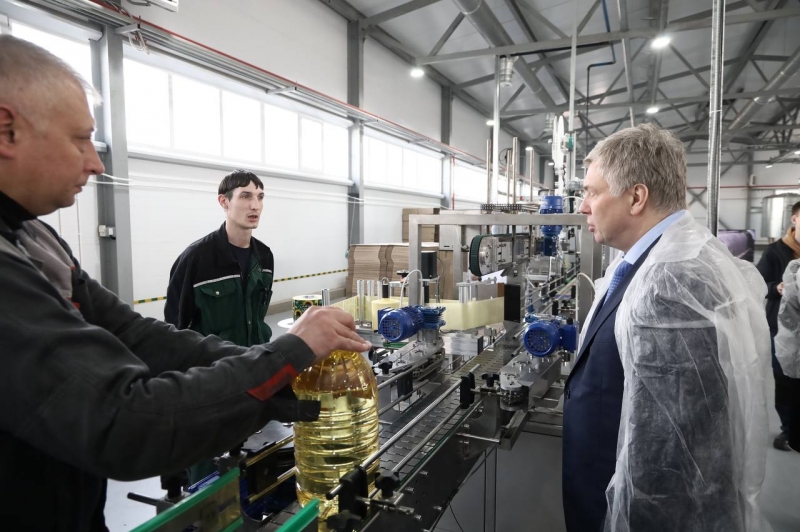 Губернатора знакомится с производством «Кармалинского завода растительных масел» одного из курных сх предприятий и экспортеров региона