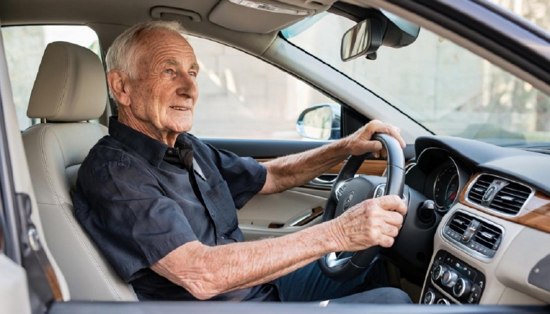 Пенсионер за рулем автомоибиля