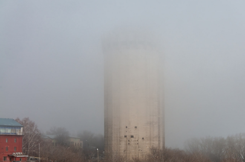 Туман накрыл строение