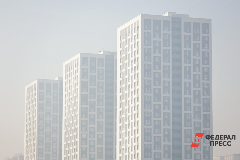 Новостройки стоят в смоге