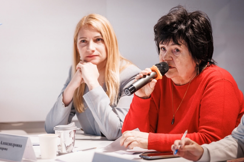 Член жюри комментирует презентацию бизнес-проекта одного из участников программы «Патриоты»