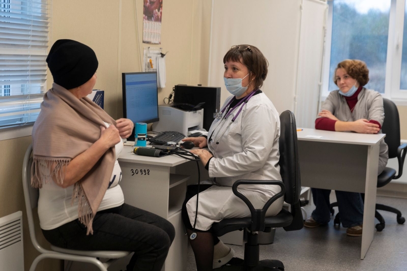 Врач измеряет давление пациентке