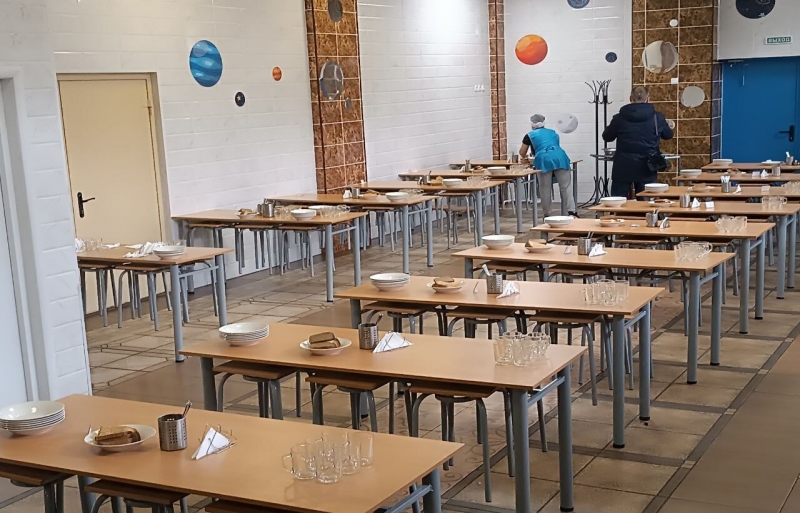 Дети на уличном мероприятии на площадке в лагере Космос