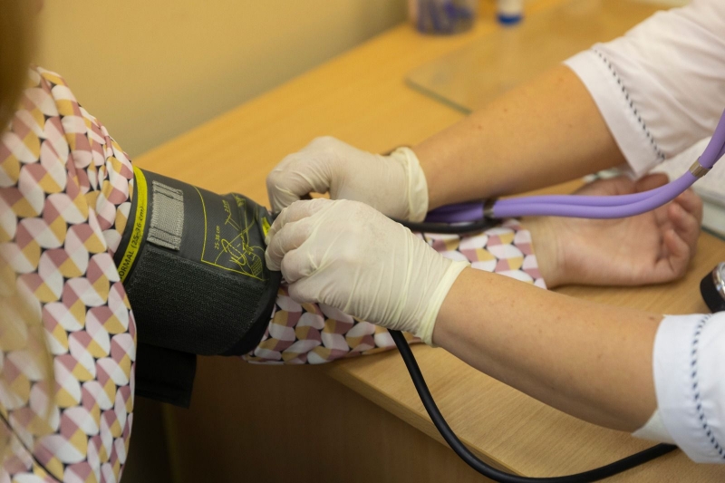 Врач измеряет давление пациентке