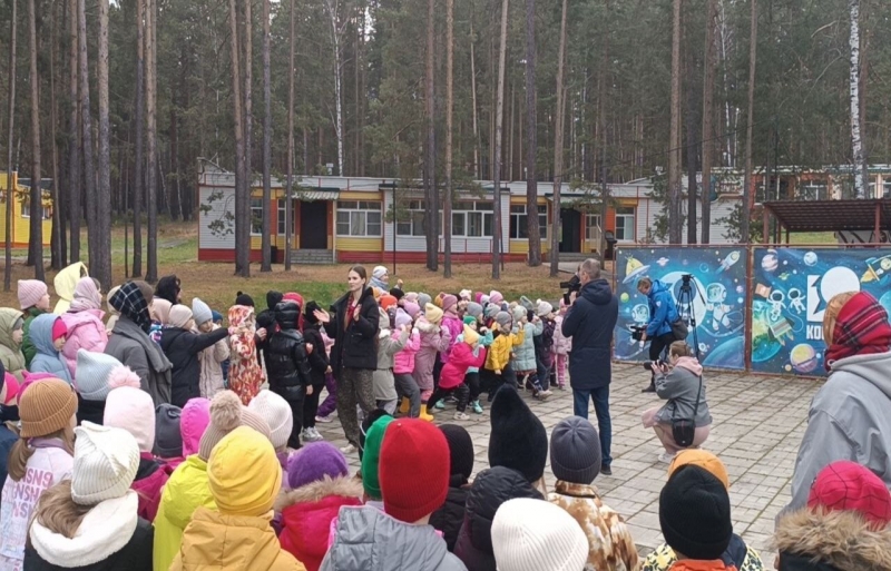 Дети на уличном мероприятии на площадке в лагере Космос