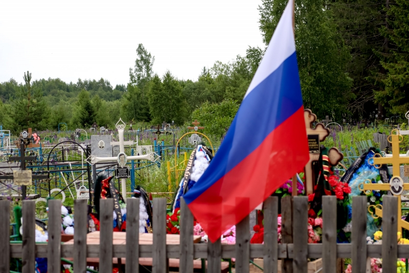 Погост с флагом России