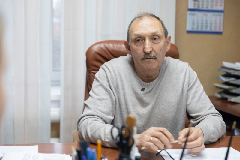 Врач измеряет давление пациентке